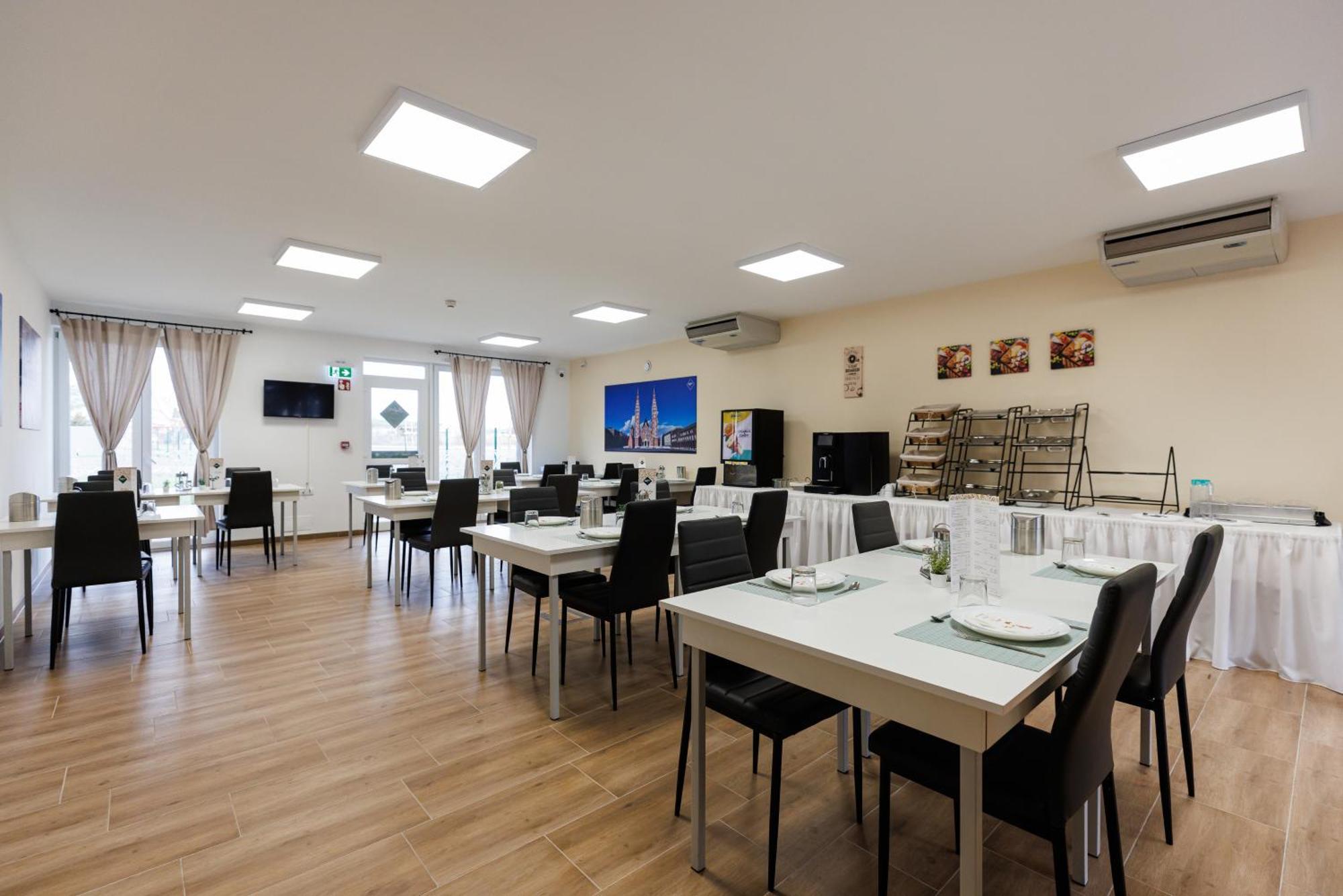 Safari Hotel Segedyn Zewnętrze zdjęcie
