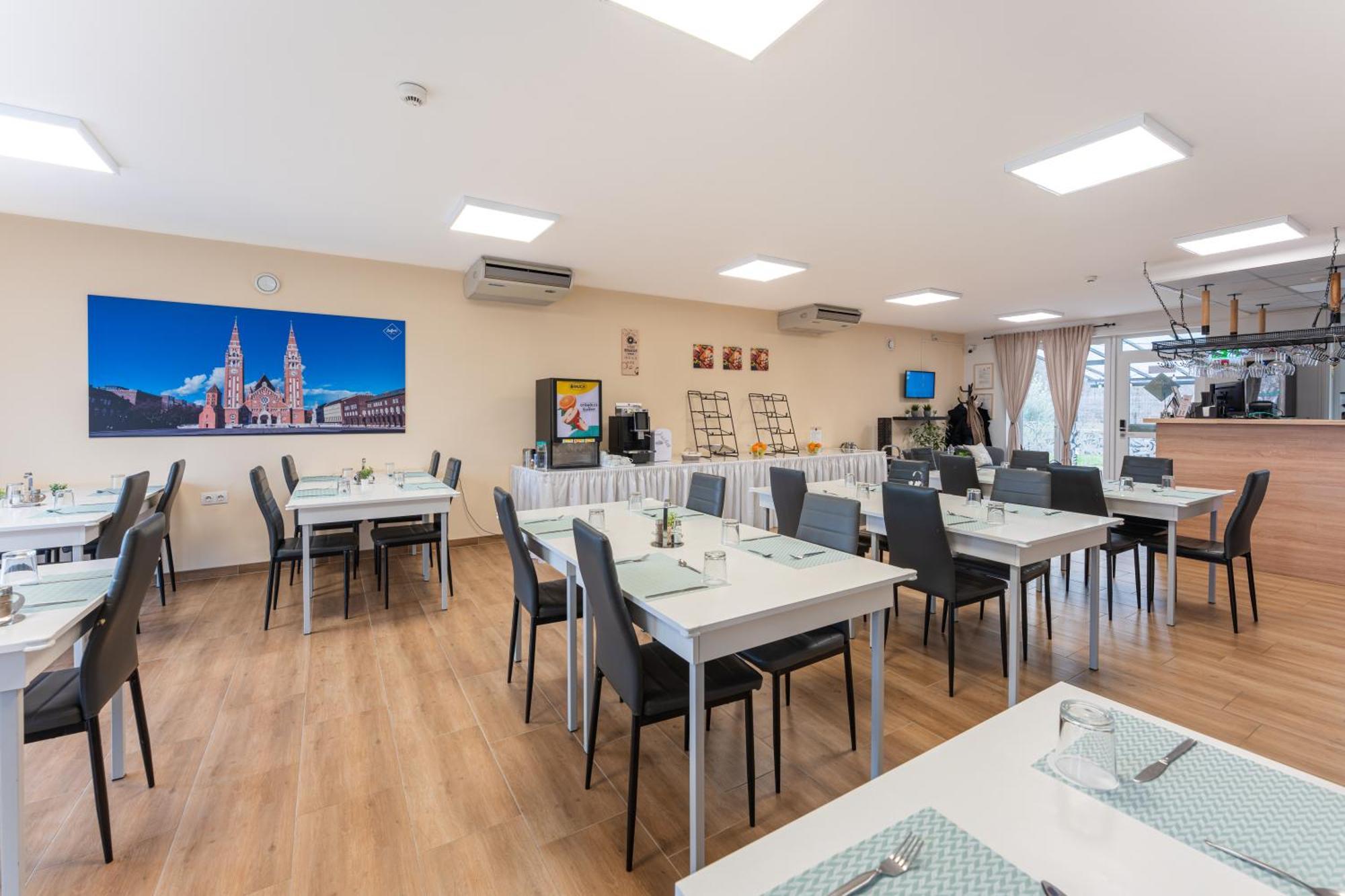 Safari Hotel Segedyn Zewnętrze zdjęcie